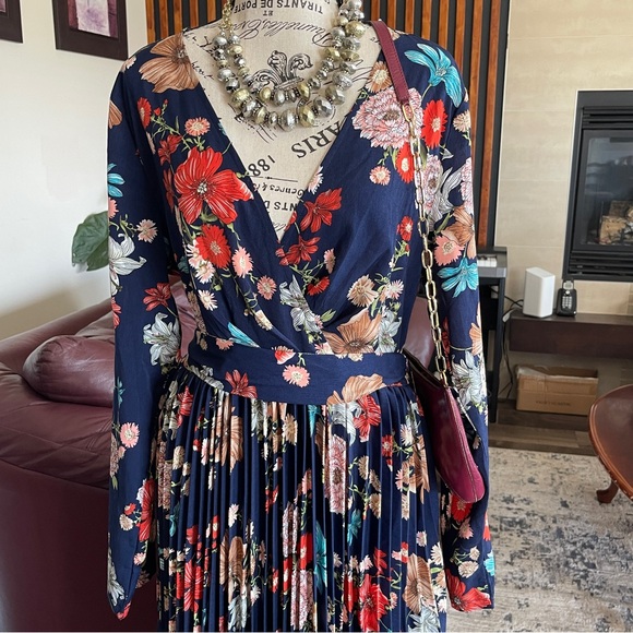 Beautiful Long Sleeve Pleated Floral Maxi Dress size US 12 - Picture 6 of 12